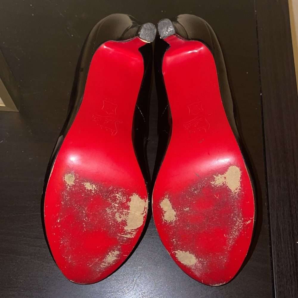 Black round fashion pumps